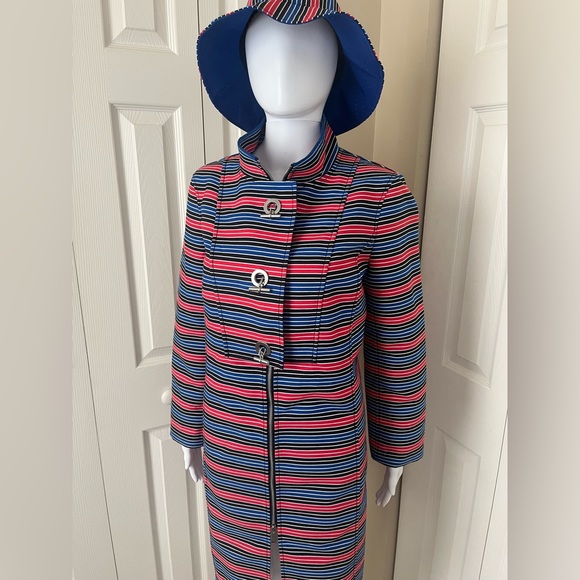 Unique Worth New York red and blue striped raincoat and bucket hat - Picture 3 of 8